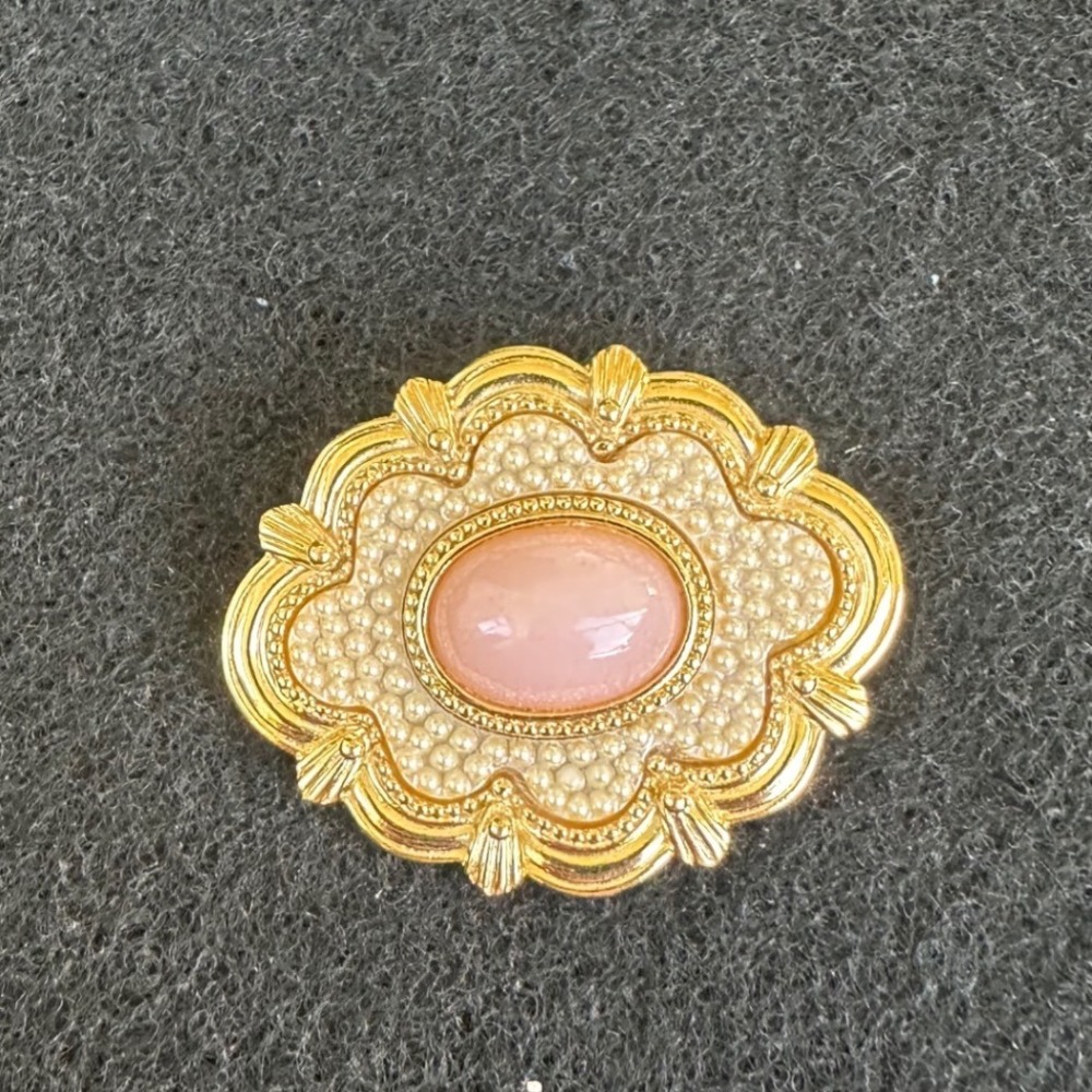 Vintage Gold Tone Pink Cabochon Faux Pearl Scalloped Edge Brooch pin  EUC